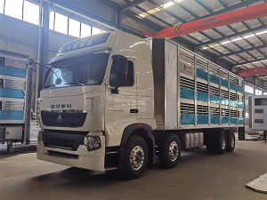 重汽9.6米畜禽運輸車