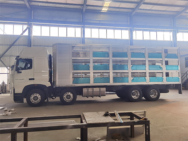 重汽9.6米畜禽運輸車