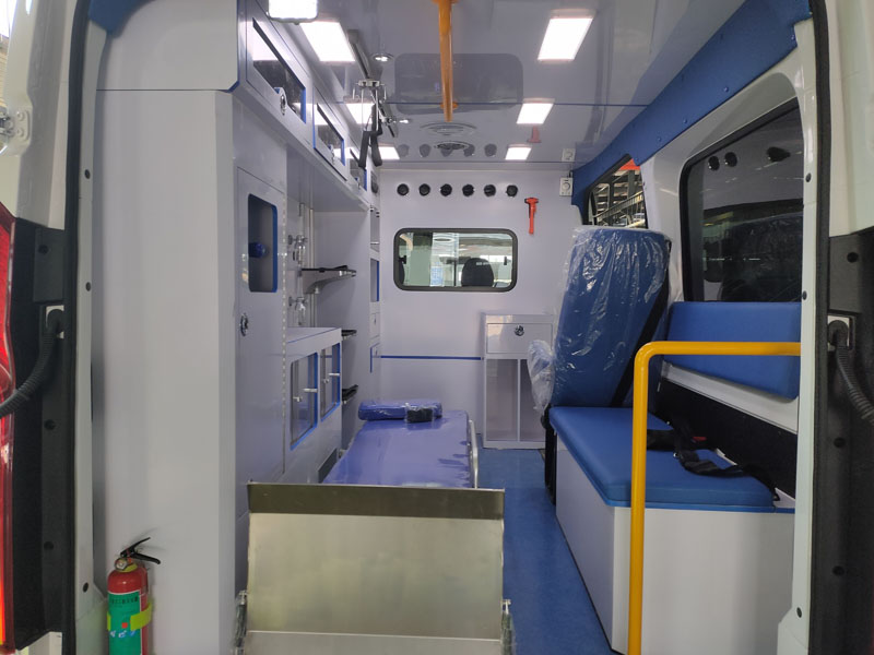 上汽大通V90監護型救護車