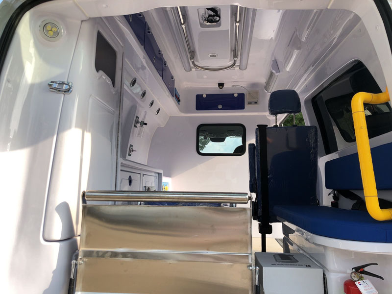 奔馳新威霆負壓監(jiān)護型救護車