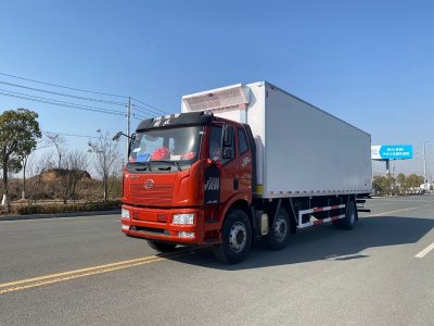 解放J6L小三軸9.6米天然氣版冷藏車
