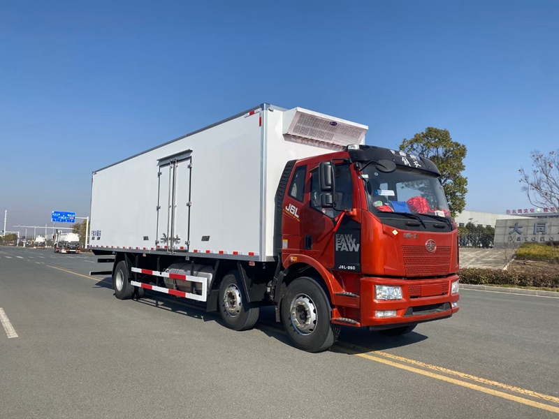 解放J6L小三軸9.6米天然氣版冷藏車