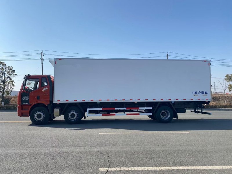 解放J6L小三軸9.6米天然氣版冷藏車