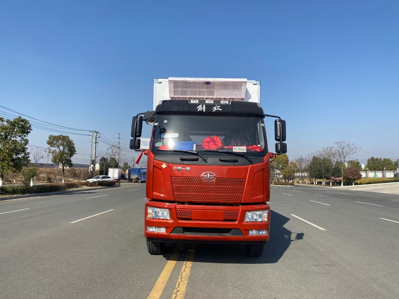 解放J6L小三軸9.6米天然氣版冷藏車