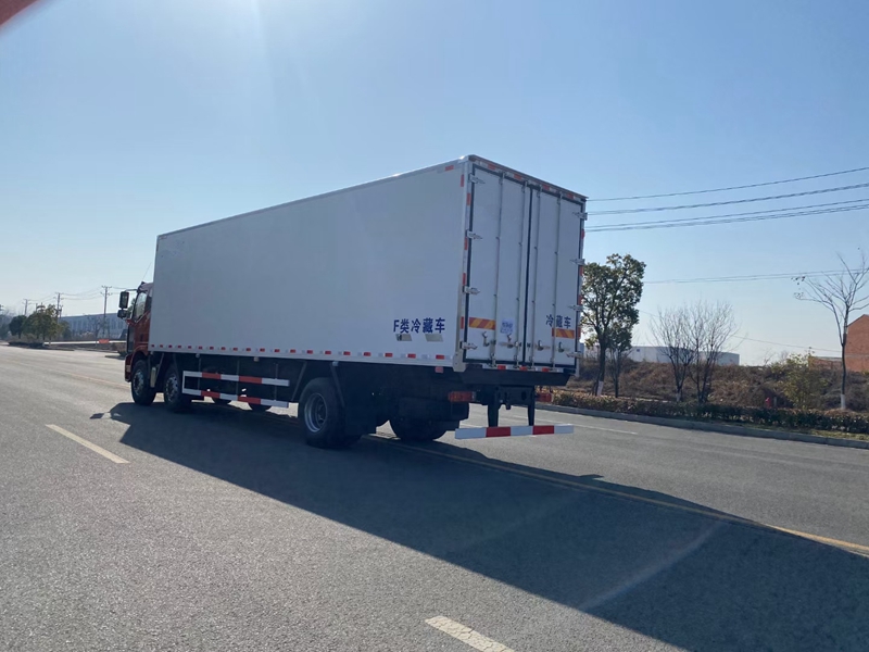 解放J6L小三軸9.6米天然氣版冷藏車