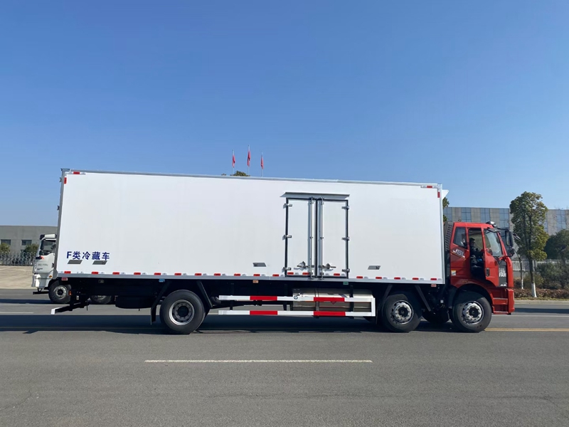 解放J6L小三軸9.6米天然氣版冷藏車