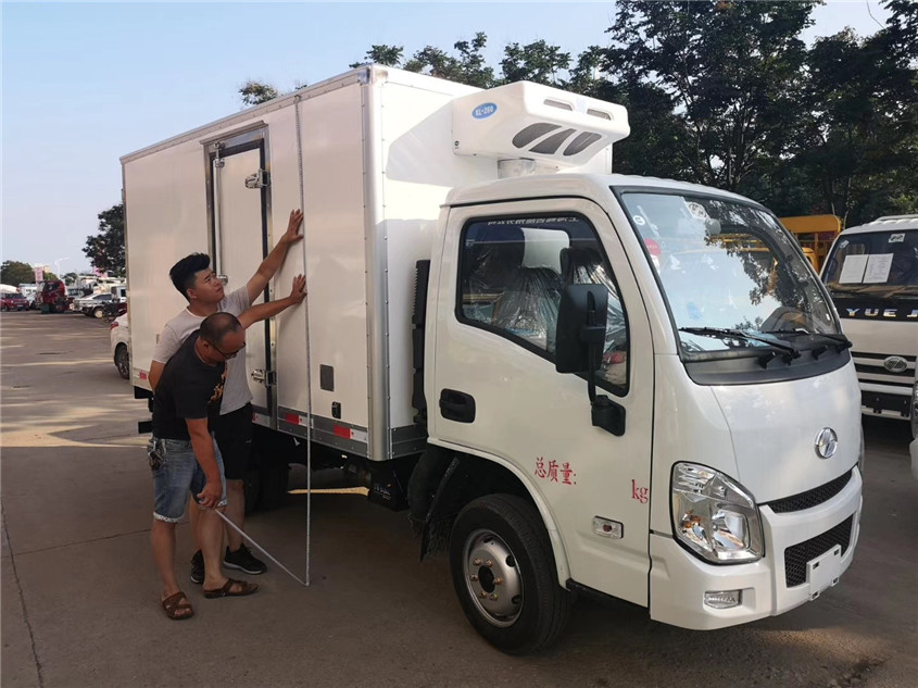 上汽躍進福星3.26米冷藏車