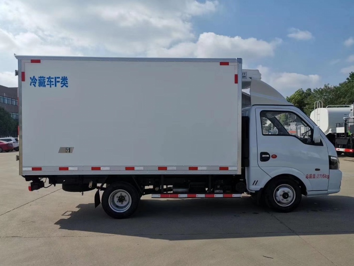 東風途逸汽油版后雙輪冷藏車