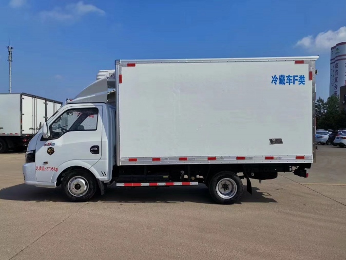 東風途逸汽油版后雙輪冷藏車