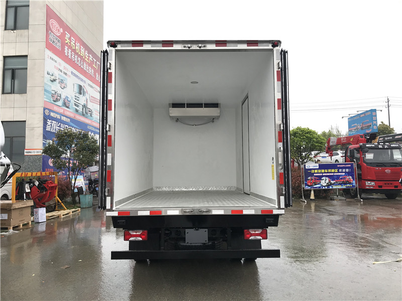 上汽躍進(jìn)C500自動(dòng)擋4.2米冷藏車(chē)