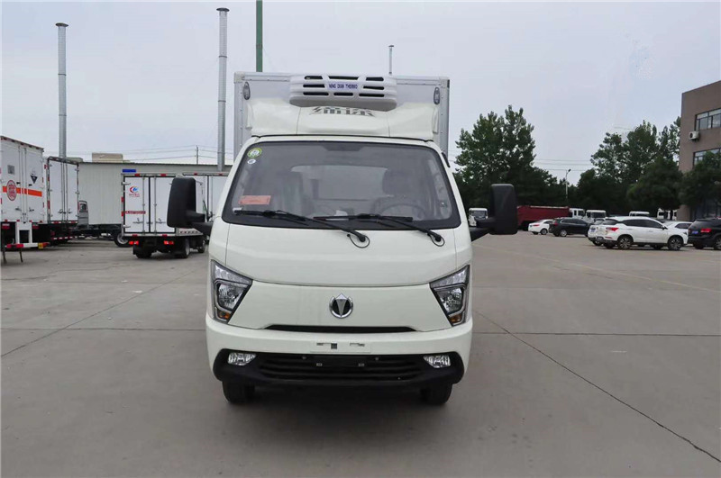 飛碟締途3.8米柴油版冷藏車