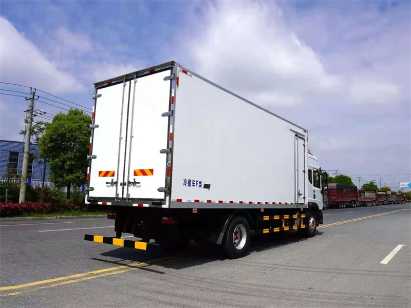 東風多利卡6.8米冷藏車