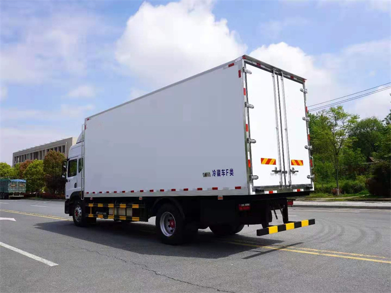 東風多利卡6.8米冷藏車