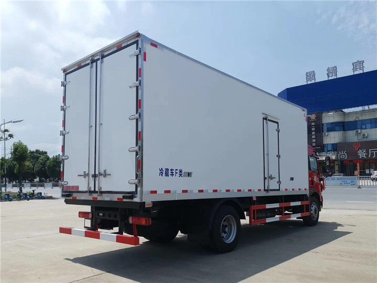  解放麟VH6.8米冷藏車