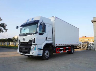 柳汽乘龍高頂雙臥6.8米冷藏車