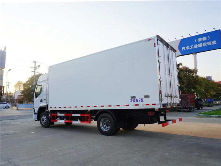 柳汽乘龍高頂雙臥6.8米冷藏車