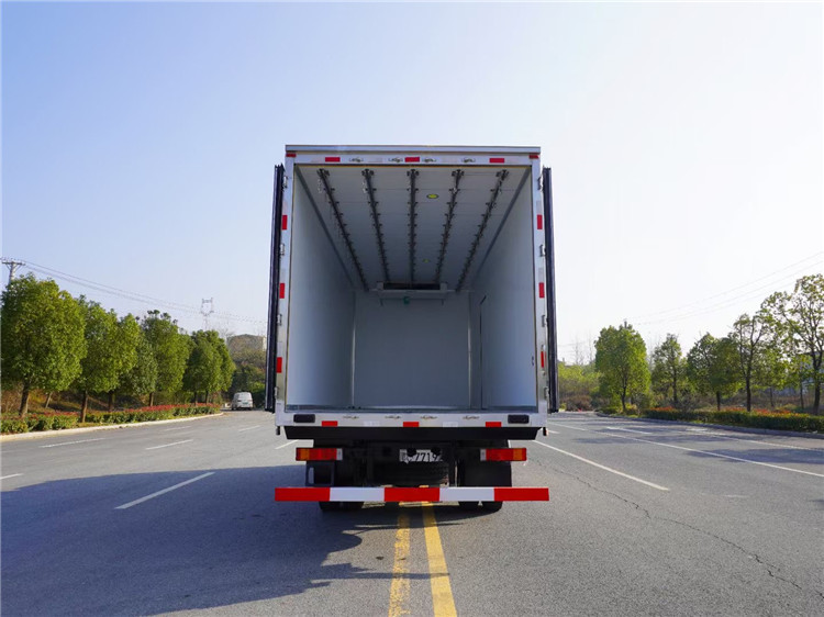 東風天錦KR高頂雙臥6.8米冷藏車
