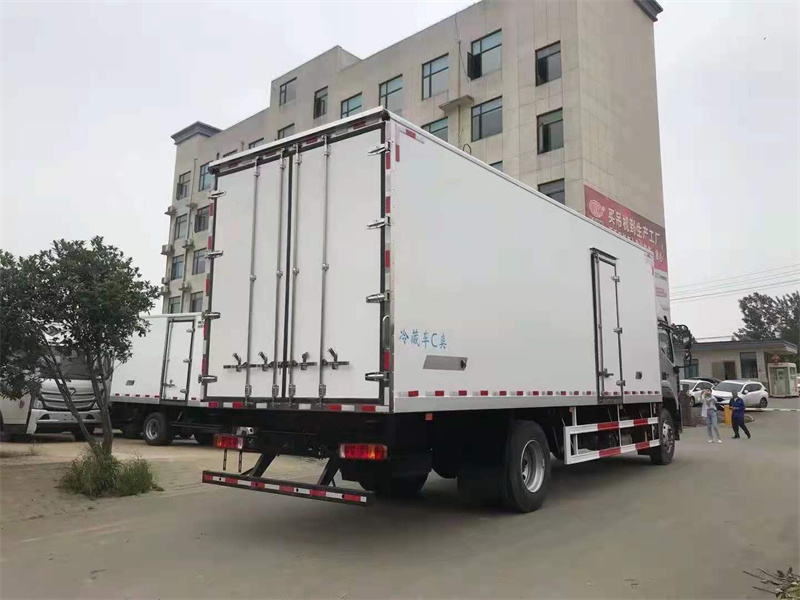 福田歐航7.6米高頂雙臥冷藏車