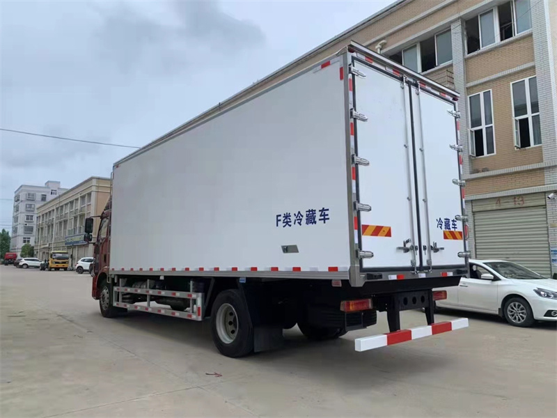 解放J6L/6.8米高頂雙臥冷藏車