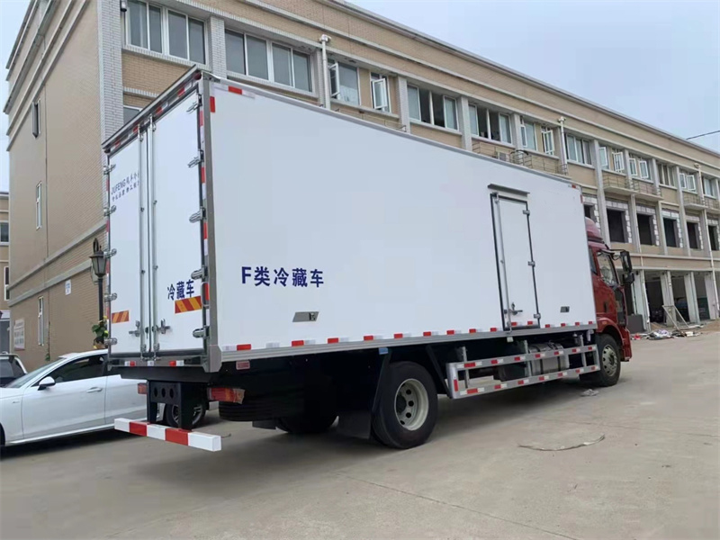 解放J6L/6.8米高頂雙臥冷藏車