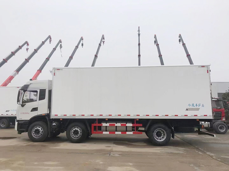 東風(fēng)天錦KR小三軸高頂雙臥冷藏車(chē)