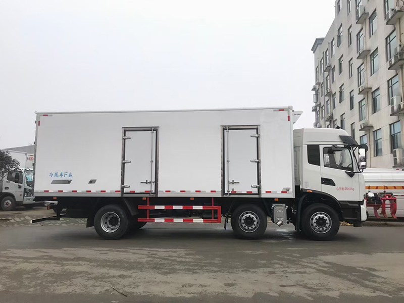 東風(fēng)天錦KR小三軸高頂雙臥冷藏車(chē)