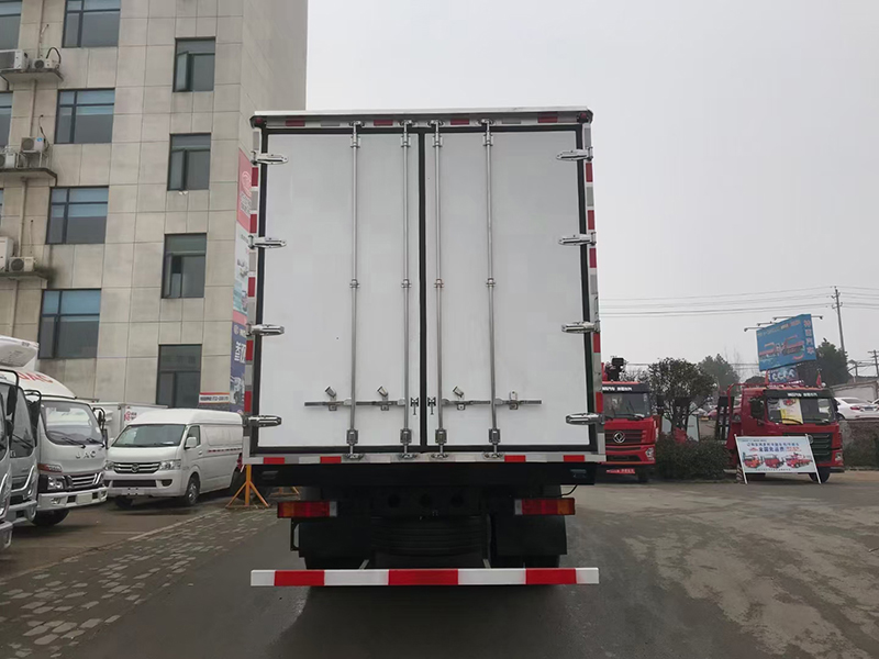 東風(fēng)天錦KR小三軸高頂雙臥冷藏車(chē)