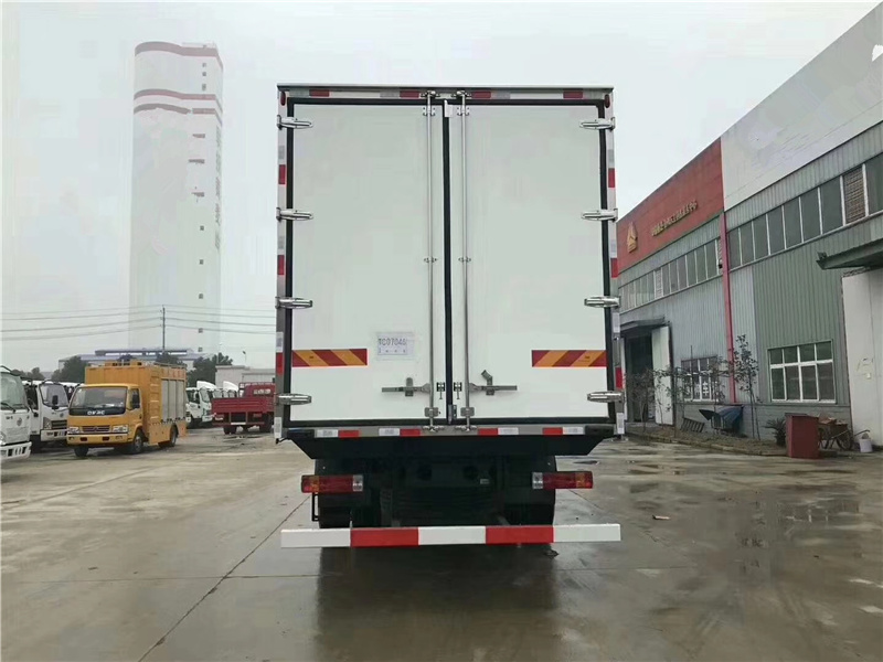 解放J6M小三軸肉鉤冷藏車(chē)