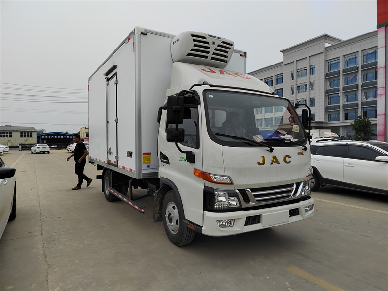 江淮帥鈴E4.2米活動式肉鉤冷藏車