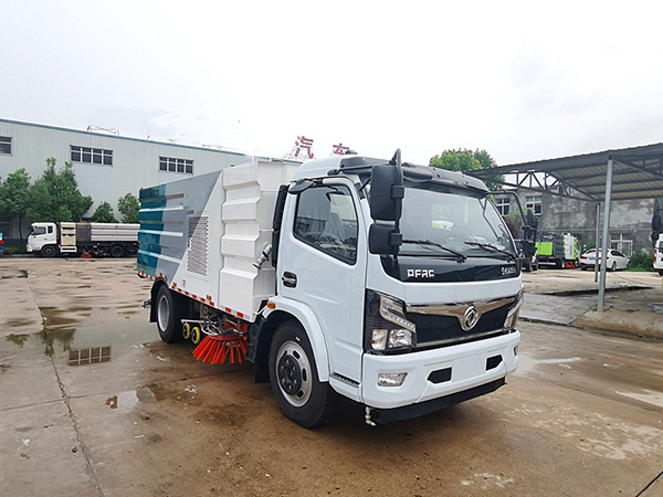 東風(fēng)大多利卡洗掃車