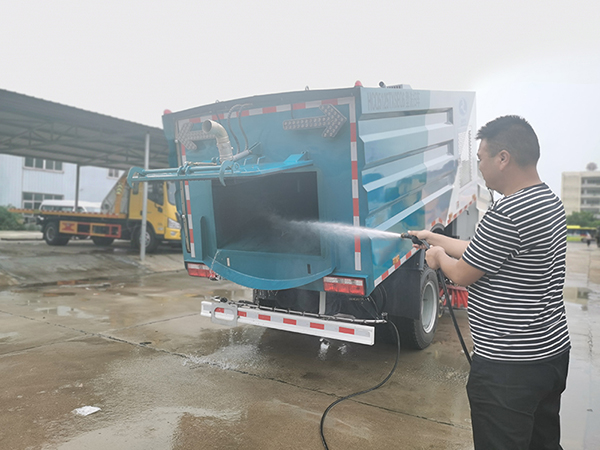 東風(fēng)大多利卡洗掃車