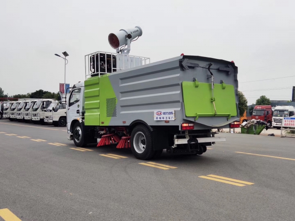 東風多利卡7.5方掃路車帶噴霧炮