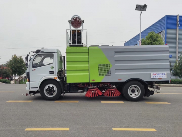 東風多利卡7.5方掃路車帶噴霧炮