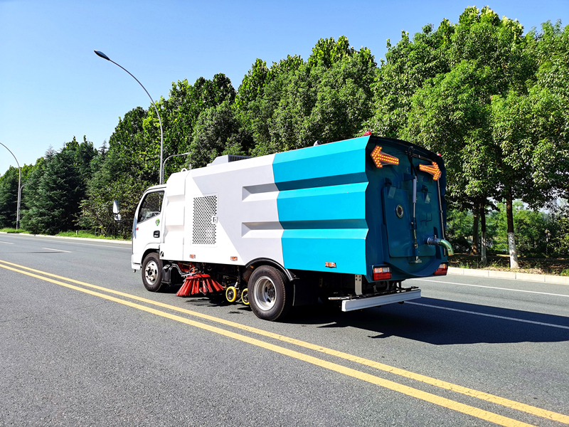 東風(fēng)小多利卡3308軸距洗掃車(chē)