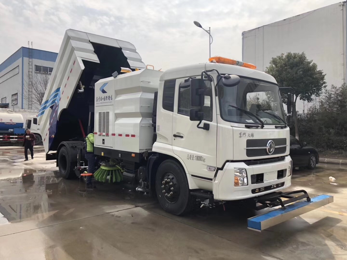 東風(fēng)天錦洗掃車(chē)7立方塵箱/8.5立方水箱