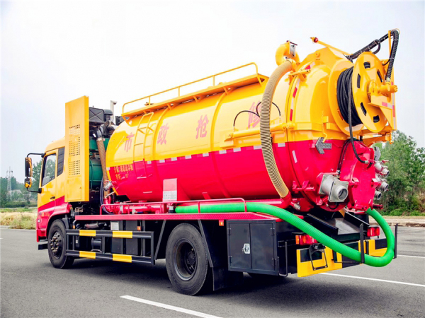 東風天錦帶副發抽淤泥河道清理車