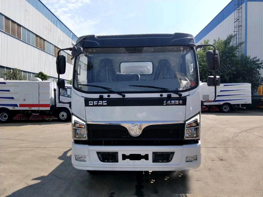 東風D7/8立方吸污車