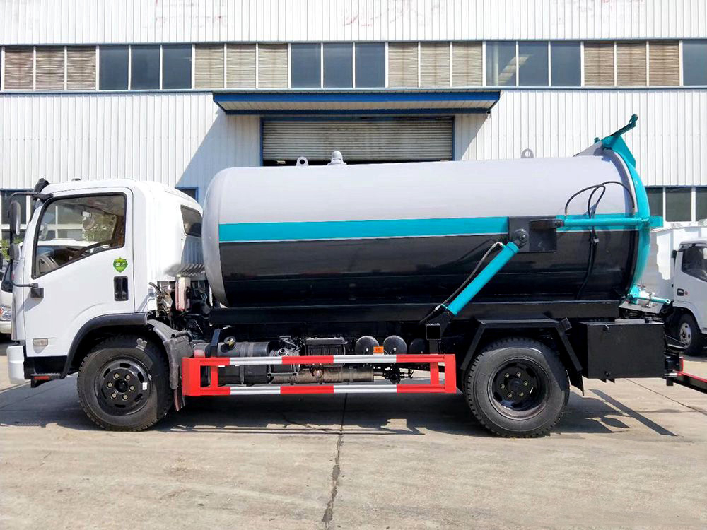 東風D7/8立方吸污車