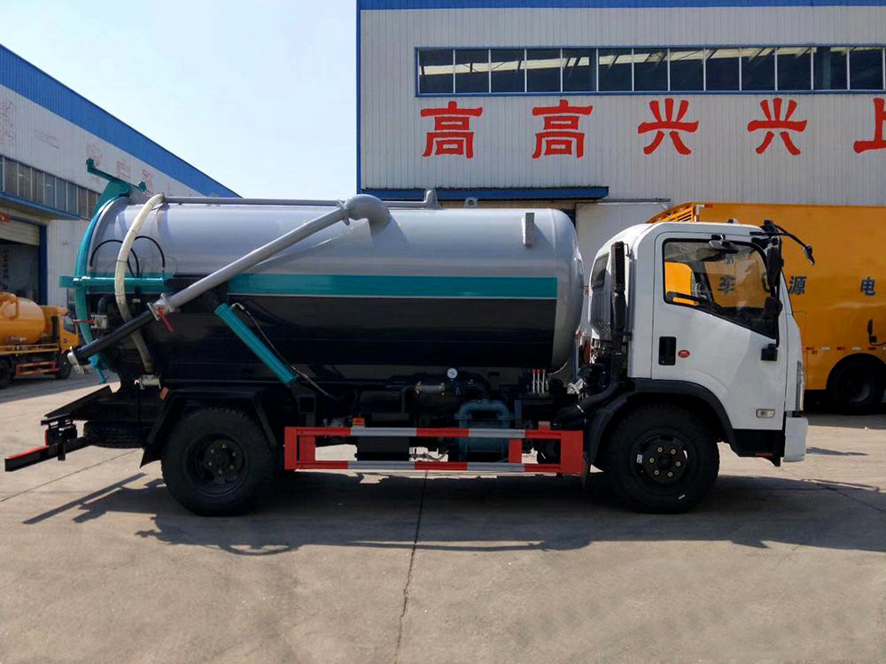 東風D7/8立方吸污車