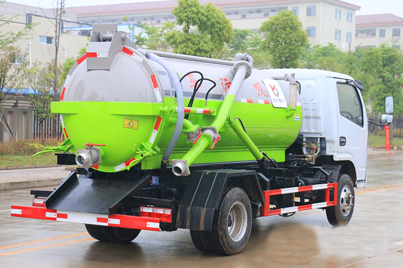 東風小福瑞卡5立方吸污車