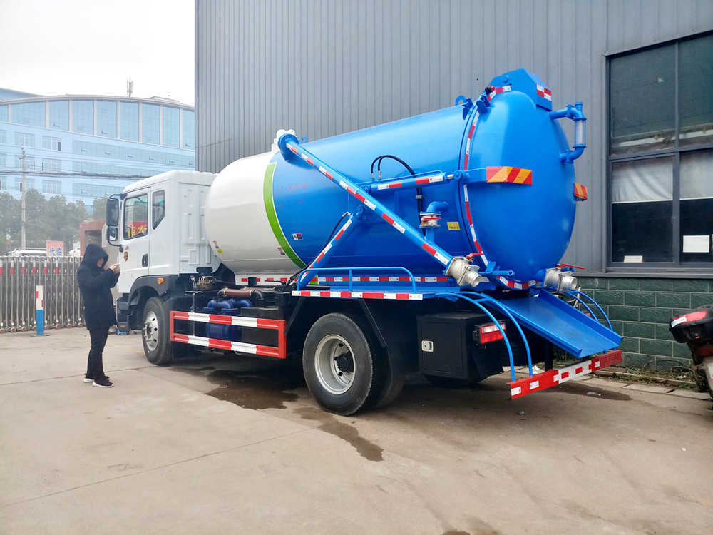 東風D9/12立方吸污車