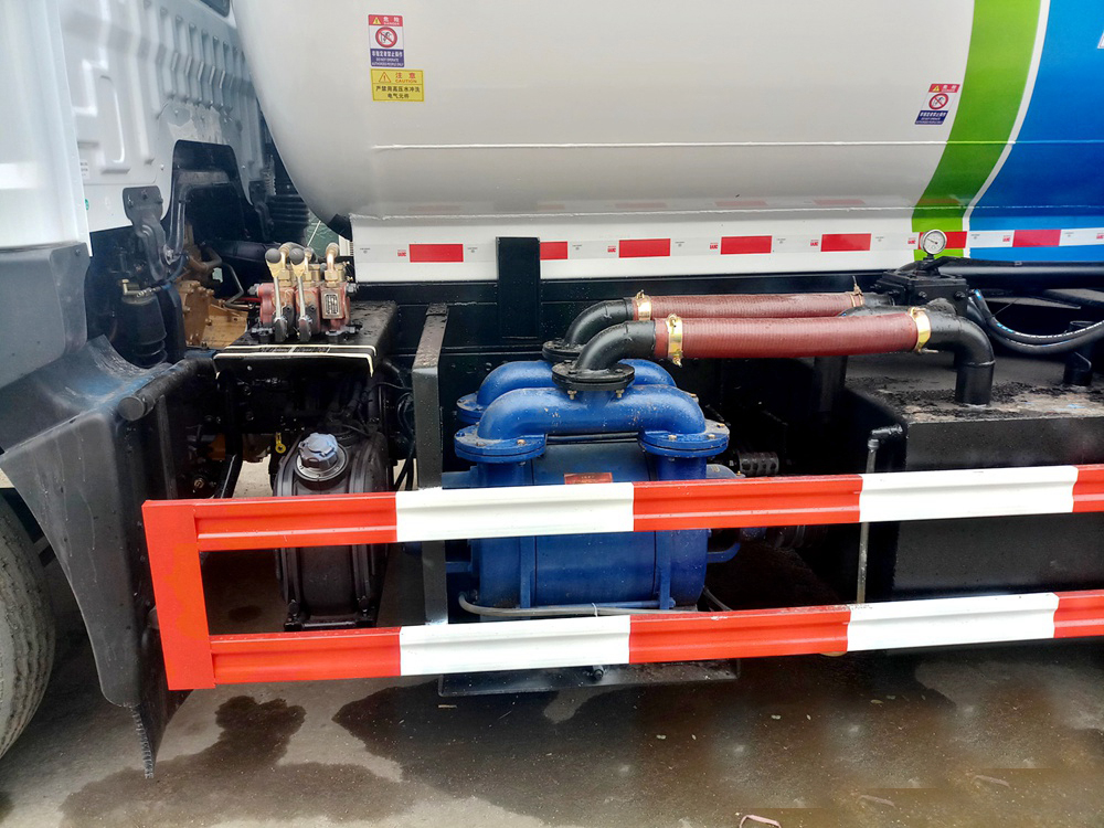 東風D9/12立方吸污車