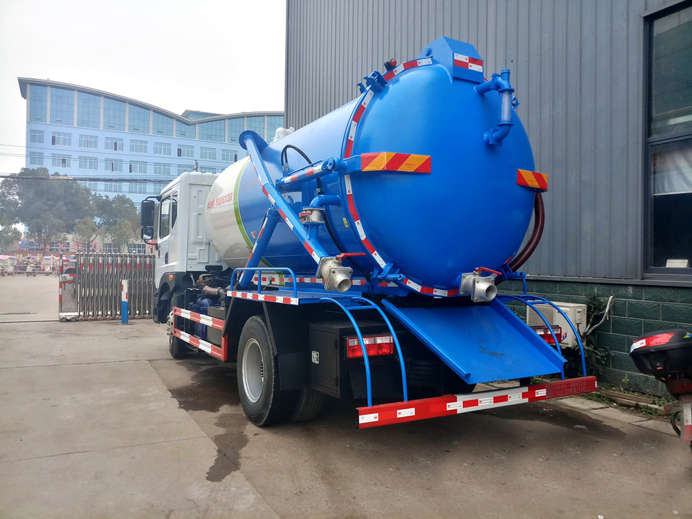 東風D9/12立方吸污車