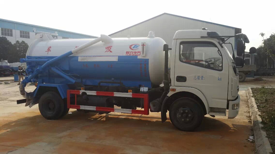 東風大多利卡7立方吸污車