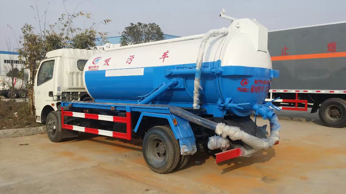 東風大多利卡7立方吸污車