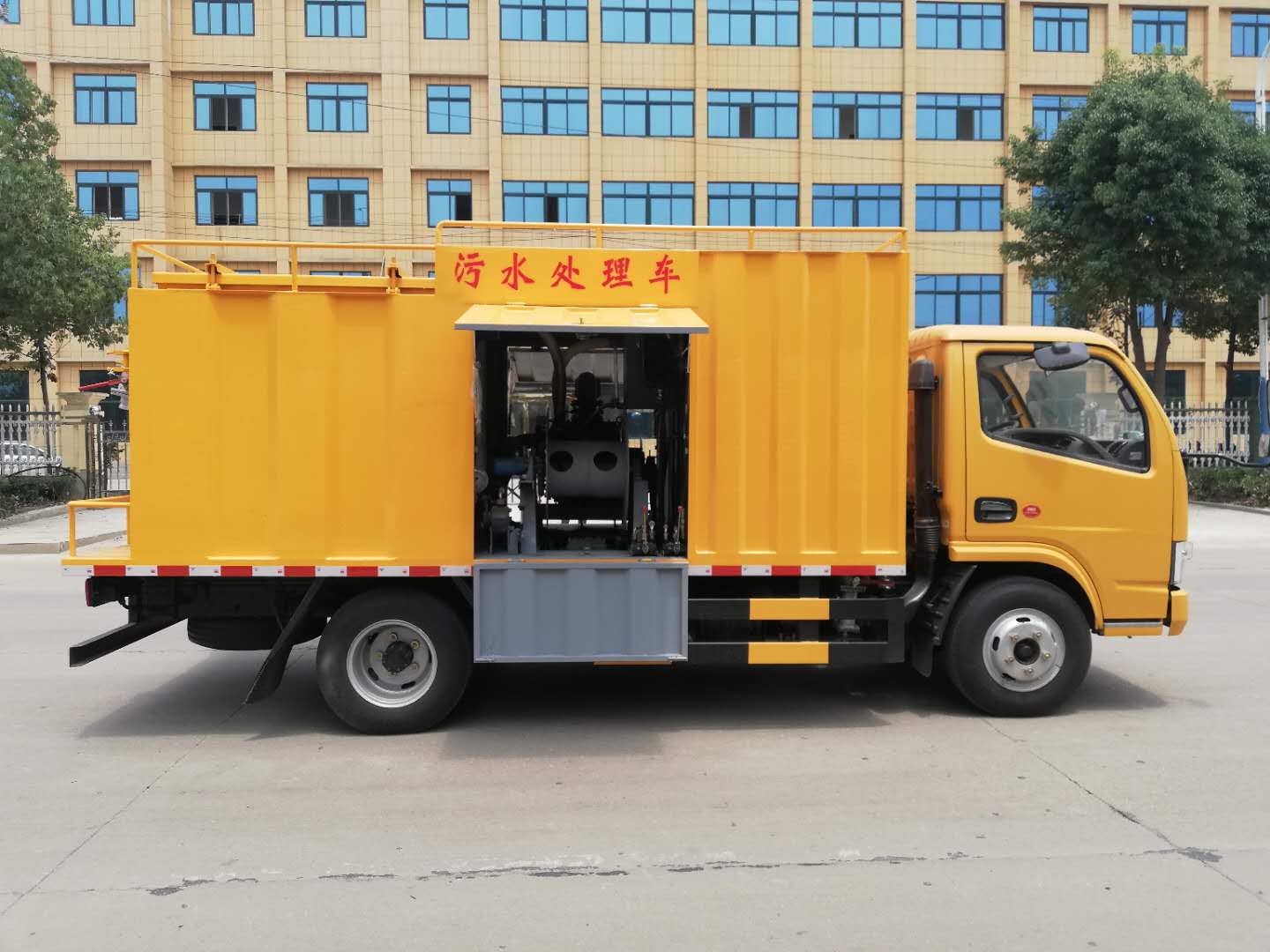 東風新款污水處理車