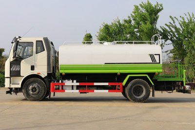 解放13立方灑水車