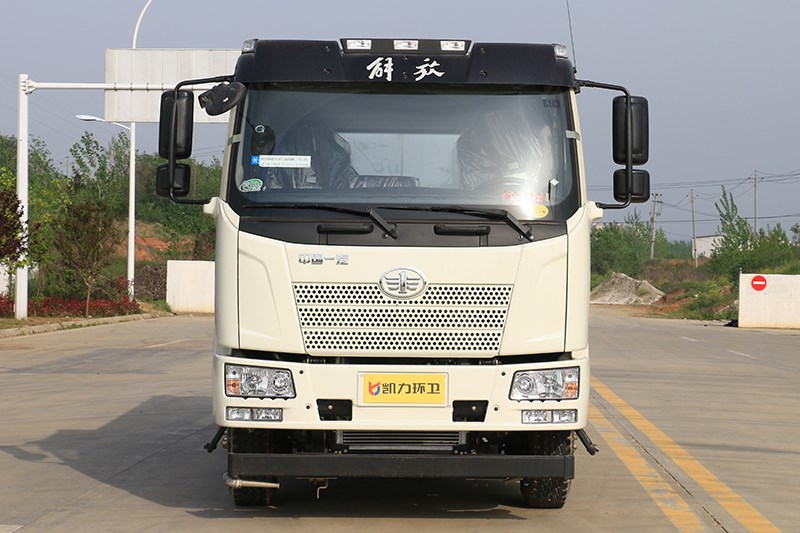 解放13立方灑水車