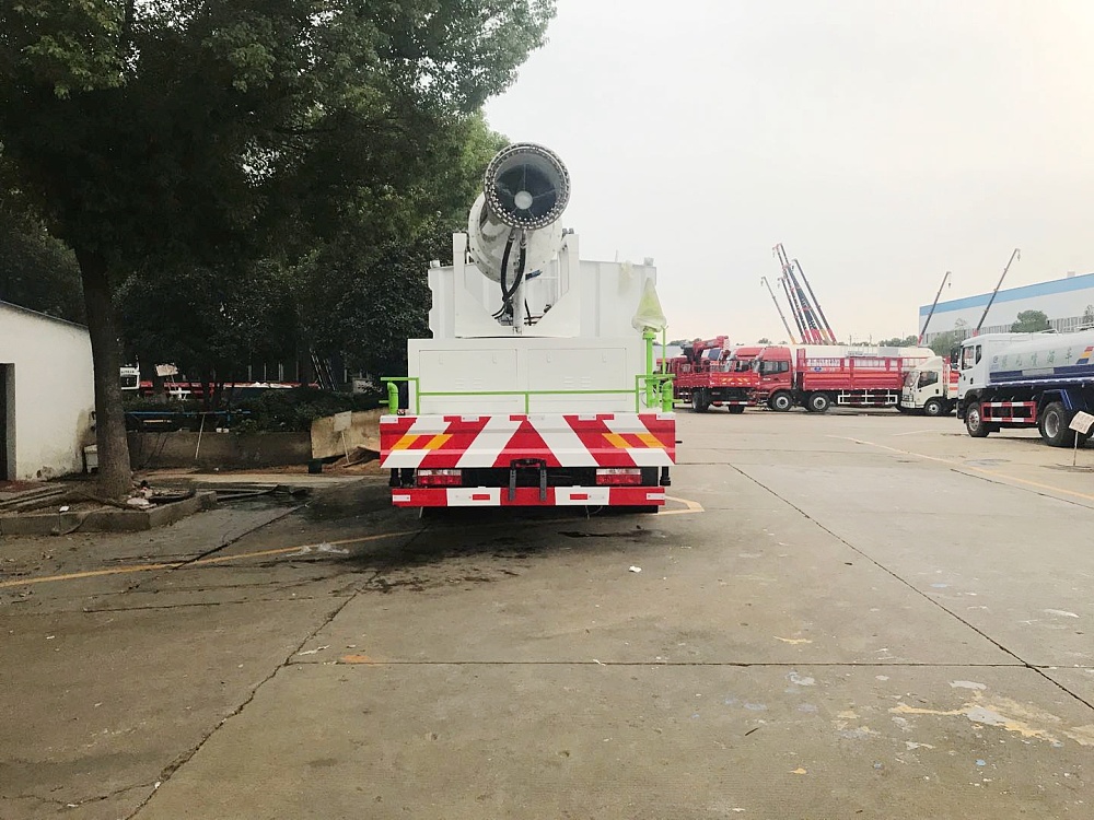 東風專底噴霧霧炮車10立方/50-100米霧炮