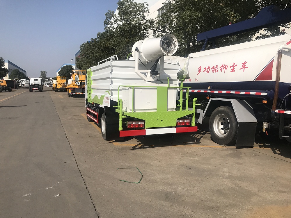 東風(fēng)小多利卡霧炮車4.5立方/30-40米霧炮